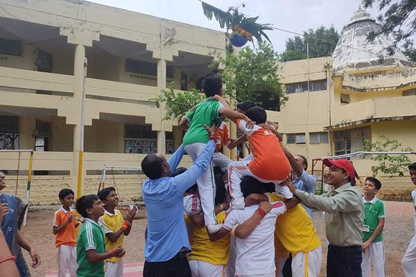 Students of Maharishi Vidya Mandir Chhindwara participated in Krishna janmashtami celebration.
